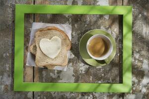 ein Bild Rahmen mit ein Sandwich und ein Tasse von Kaffee foto