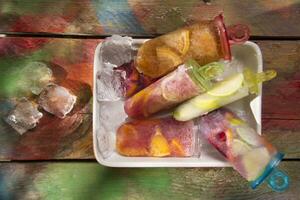 ein Schüssel gefüllt mit Eis Sahne und Obst foto