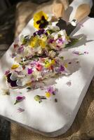 Ziegenkäse mit essbaren Blüten foto