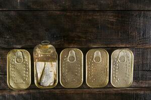 ein Reihe von Gold Münzen auf ein hölzern Tabelle foto