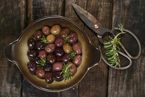 Oliven in Salzlake foto