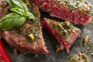 ein Steak mit ein Messer und Pfeffer auf ein Tabelle foto