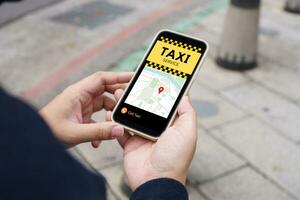 Mann im Innenstadt Stadt Straße Bestellung Taxi mit Clever Telefon App Buchung Taxi mit Anwendung online auf Clever Telefon foto