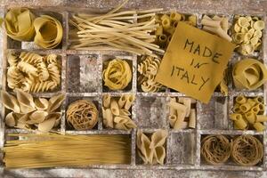 ein Box von Pasta mit anders Typen von Pasta foto