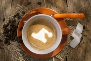 Kaffee mit Herz gestalten im das Tasse foto