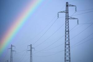 Regenbogen durch Leistung Linie foto