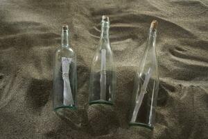 Botschaft im ein Flasche beim das Strand foto