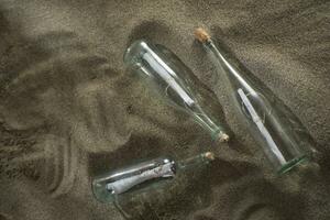 Botschaft im ein Flasche beim das Strand foto