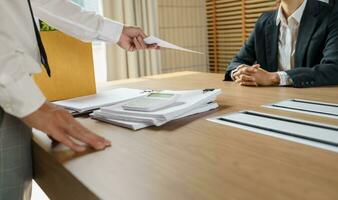 Verlassen Job Geschäft Mann Senden Rücktritt Brief und Verpackung Zeug zurücktreten drücken oder Tragen Geschäft Karton Box im Büro. Veränderung von Job oder gefeuert von Unternehmen. foto