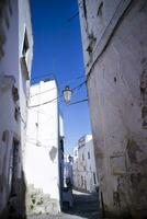 das Weiß Straßen von ostuni foto