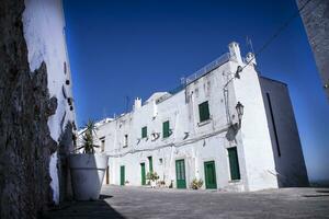 das Weiß Straßen von ostuni foto