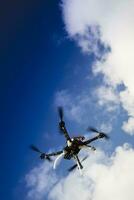 Drohne im Flug mit wolkig Himmel foto