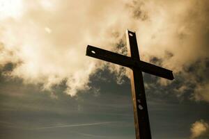 Eisen Kreuz und wolkig Himmel foto