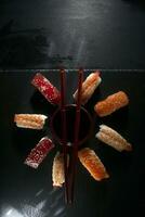 kreisförmig Sushi Teller mit Essstäbchen foto
