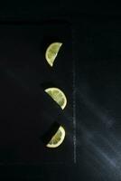 drei Scheiben von Zitrone foto