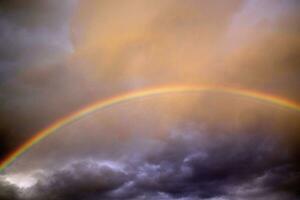 das Regenbogen nach das Sturm foto