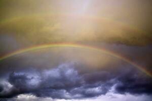 das Regenbogen nach das Sturm foto