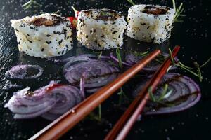 Sushi mit rot Zwiebel Garnierung foto