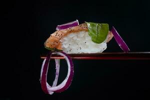 Sushi mit rot Zwiebel Garnierung foto