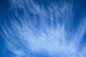 Himmel mit geschichtet Weiß Wolken foto