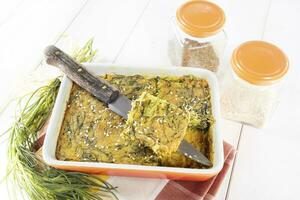 vegan Omelette Küche mit Kichererbse Mehl und Agretti und Kurkuma foto