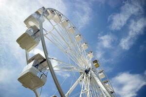 Ferris Rad von Weiß Farbe im Blau Himmel foto