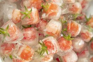 gefroren pachino Tomaten zum das Vorbereitung von Aperitifs foto