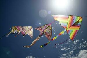 Serie von bunt Drachen fliegend im das Blau Himmel foto