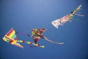 Serie von bunt Drachen fliegend im das Blau Himmel foto