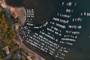 Antenne Aussicht von das klein Hafen von barati beim das zuerst Licht von Dämmerung foto