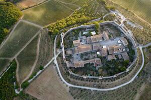 Antenne Aussicht von das uralt Dorf von monteriggioni Toskana Italien foto