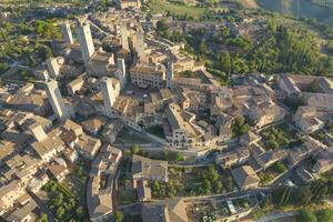 Antenne Aussicht von das Stadt, Dorf von san Gimignano Toskana Italien foto