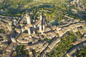 Antenne Aussicht von das Stadt, Dorf von san Gimignano Toskana Italien foto