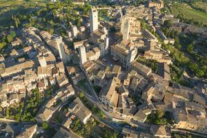 Antenne Aussicht von das Stadt, Dorf von san Gimignano Toskana Italien foto