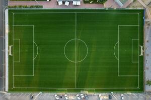 Antenne Aussicht von ein Grün Feld zum spielen Fußball foto