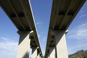 Autobahnen auf verstärkt Beton Pylone foto