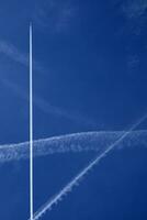 das Wanderwege im das Himmel Das verlassen das Flugzeuge im Flug foto