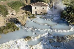 Antenne Aussicht von das kostenlos Thermal- Bad von Saturnia Italien foto