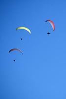 Foto schießen von das Flug von ein Gleitschirmfliegen Gruppe