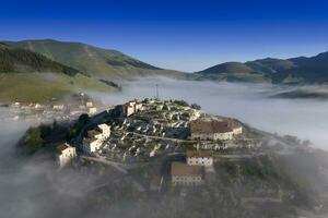 Antenne Aussicht von das Stadt, Dorf von Castelluccio di norcia am Boden zerstört durch Erdbeben foto