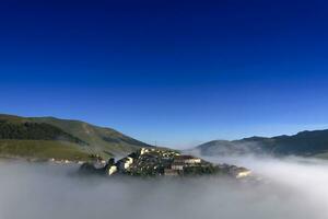 Antenne Aussicht von das Stadt, Dorf von Castelluccio di norcia am Boden zerstört durch Erdbeben foto