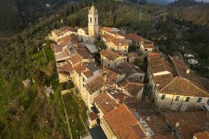 Antenne Aussicht von das klein Dorf von monteggiori versilia foto