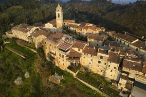 Antenne Aussicht von das klein Dorf von monteggiori versilia foto