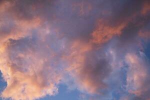fotografisch Schuss von das Farben von das Wolken beim Sonnenuntergang foto