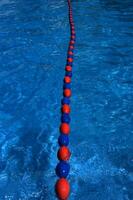 ein Blau Schwimmen Schwimmbad mit Orange und rot Linien foto