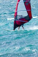 ein Mann Windsurfen im das Ozean foto