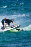 ein Mann Windsurfen im das Ozean foto