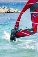 ein Mann Windsurfen im das Ozean foto