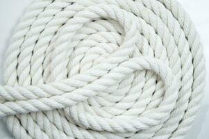 Weiß Seil auf ein Weiß Hintergrund foto