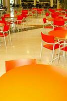 ein Tabelle und Stühle im ein Restaurant foto